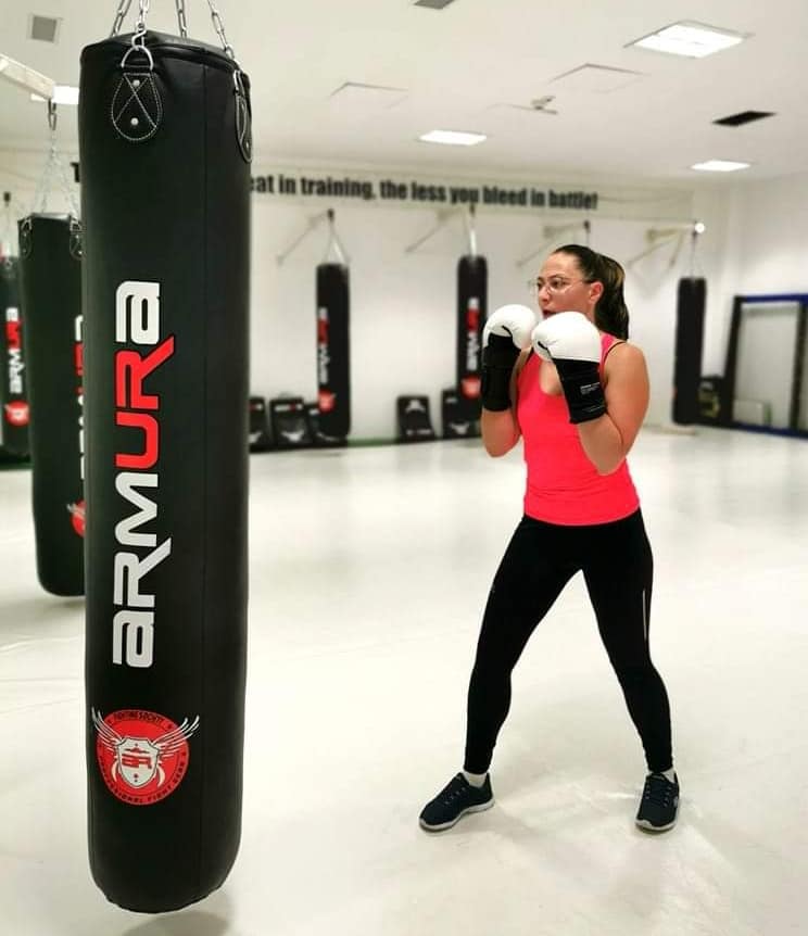 Cursuri de autoaparare pentru fete si femei. Kickboxing si Muay Thai pentru eleve si studente in cluj la MMA Transilvania Cluj Arena GYm